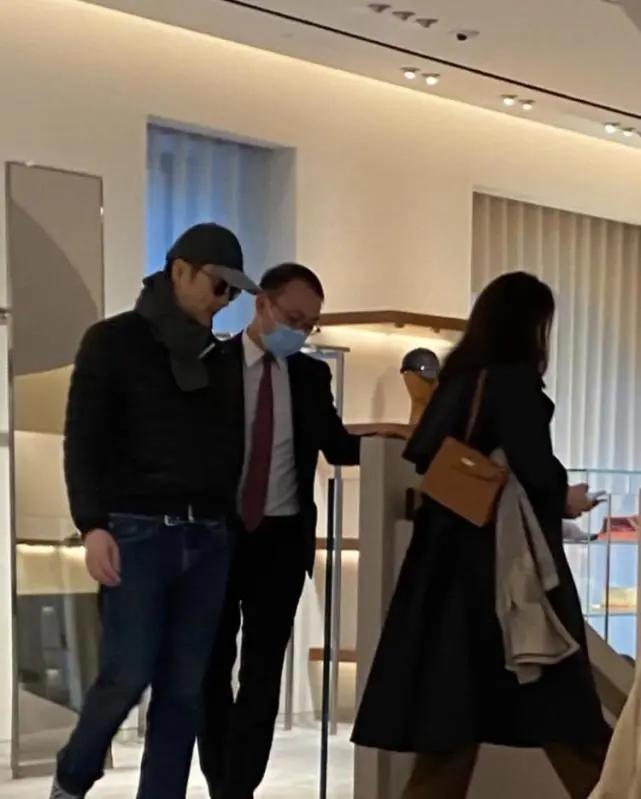 网友偶遇袁咏仪带儿子逛街买包 母子俩有说有聊
