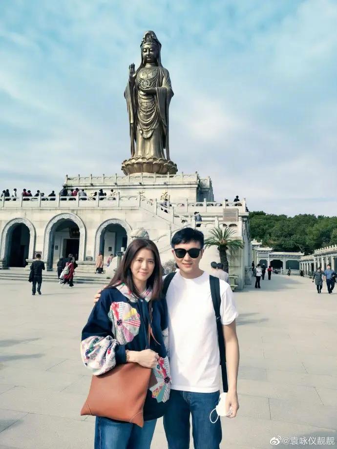 网友偶遇袁咏仪带儿子逛街买包 母子俩有说有聊