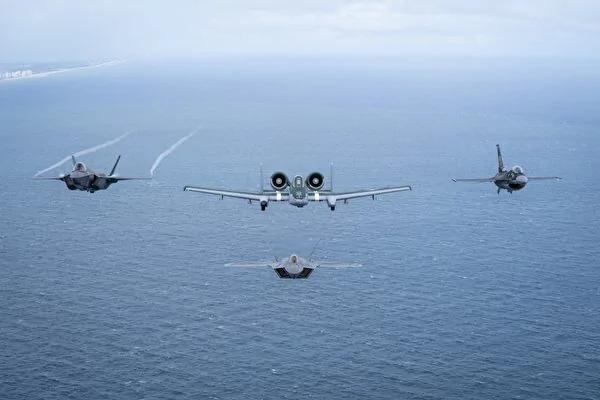 美軍四大戰機罕見同框飛行表演