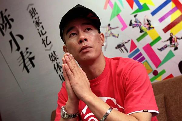 陈小春直播带货翻车 网友举报金条乃塑料片