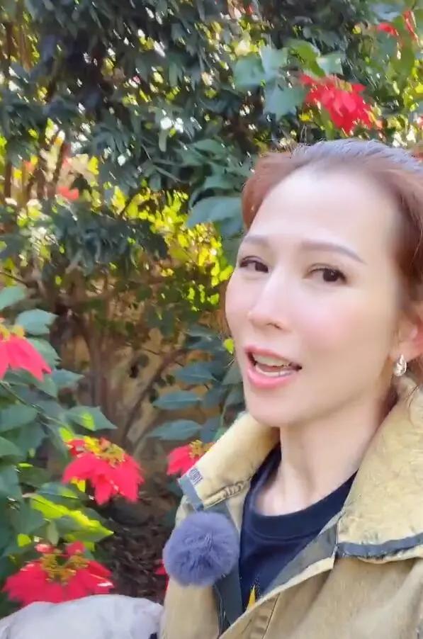 网友偶遇蔡少芬 又蹦又跳拍照超可爱
