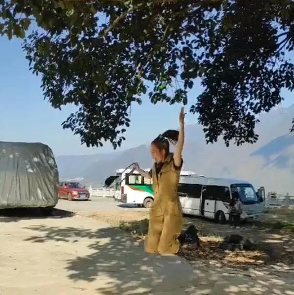 网友偶遇蔡少芬 又蹦又跳拍照超可爱
