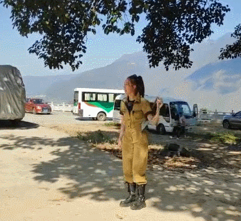 网友偶遇蔡少芬 又蹦又跳拍照超可爱