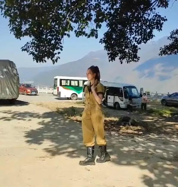 网友偶遇蔡少芬 又蹦又跳拍照超可爱