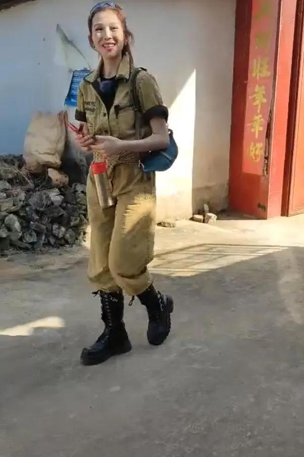 网友偶遇蔡少芬 又蹦又跳拍照超可爱