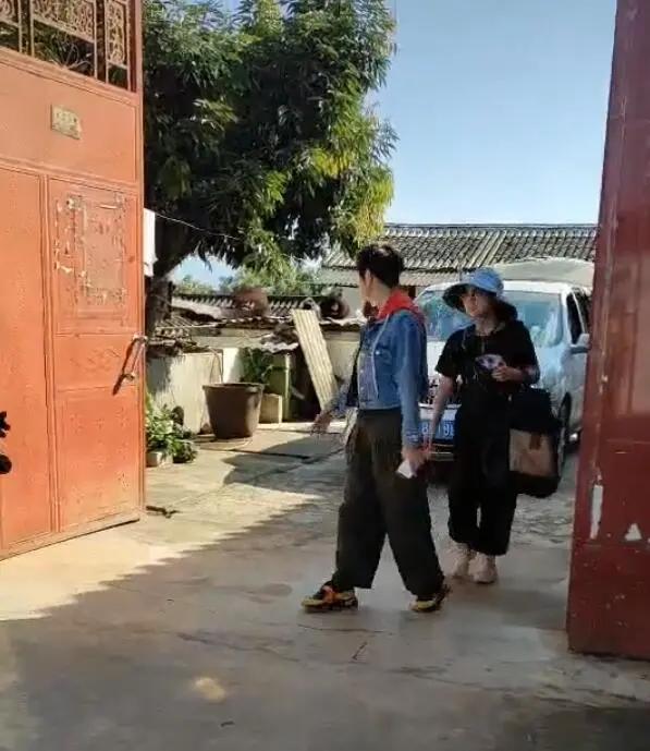 网友偶遇蔡少芬 又蹦又跳拍照超可爱