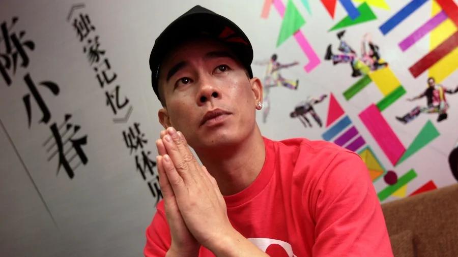 “金条”成塑胶片?陈小春直播带货翻车