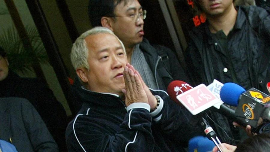 “金条”成塑胶片?陈小春直播带货翻车