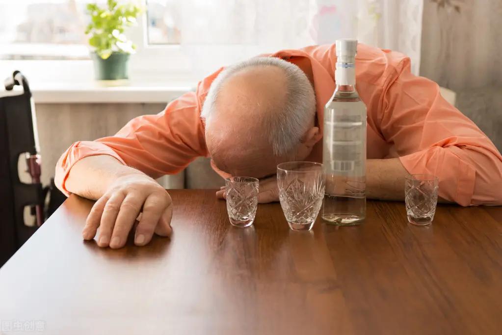 喝酒后 为何有人满身酒气 有人兴奋话多 有人昏睡?一文说清