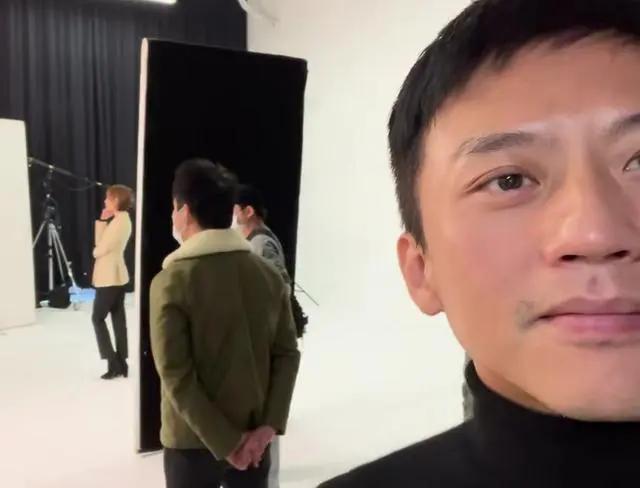 邓超陪老婆工作与孙俪合影 满眼温柔却脸大如盆显滑稽