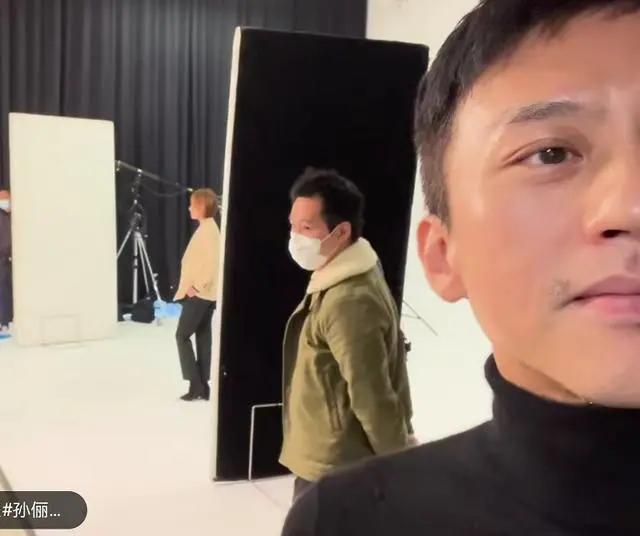邓超陪老婆工作与孙俪合影 满眼温柔却脸大如盆显滑稽
