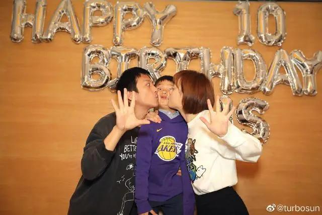 邓超陪老婆工作与孙俪合影 满眼温柔却脸大如盆显滑稽