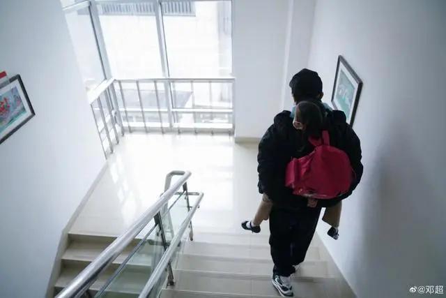 邓超陪老婆工作与孙俪合影 满眼温柔却脸大如盆显滑稽