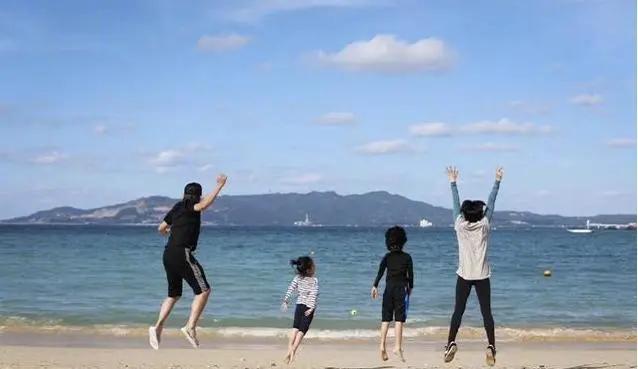 邓超陪老婆工作与孙俪合影 满眼温柔却脸大如盆显滑稽