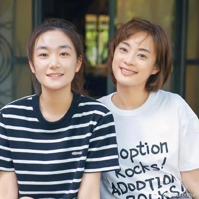 邓超陪老婆工作与孙俪合影 满眼温柔却脸大如盆显滑稽