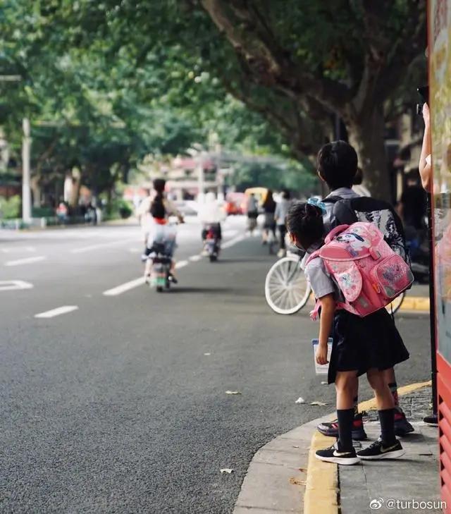 邓超陪老婆工作与孙俪合影 满眼温柔却脸大如盆显滑稽