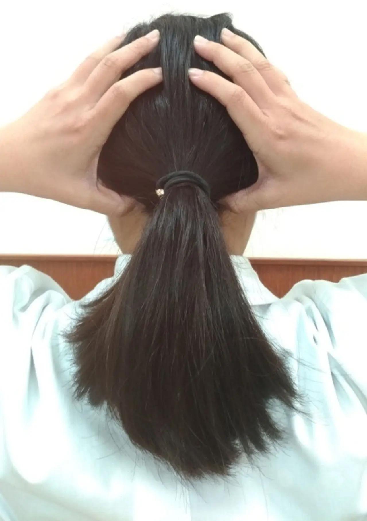 舒缓肩颈痠痛，中医师建议可以按压风池穴：在后脑勺两条大筋之间的明显凹陷处。(图中大拇指所按之处)。按法：以双手大拇指指腹，由下往上揉按两侧穴位，约2～3分钟。图／安南医院提供