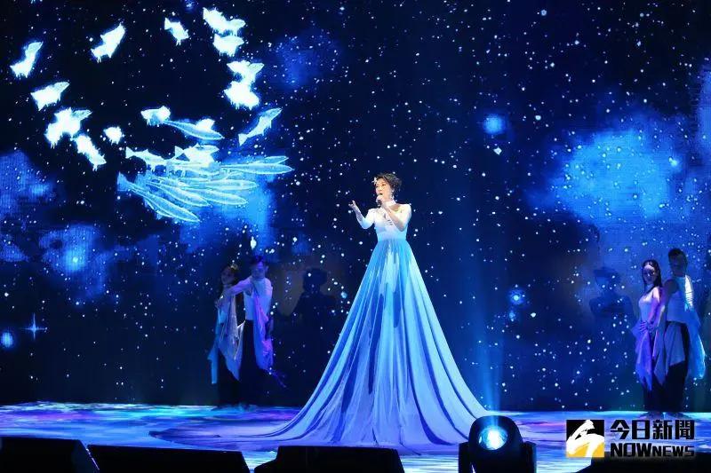 李翊君开唱险摔下高台「双脚抖不停」惊魂一瞬间