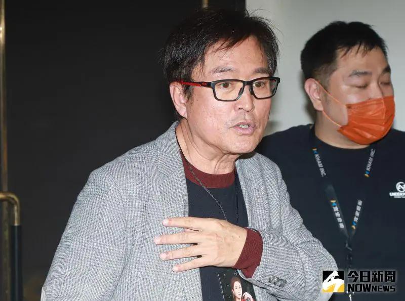 李翊君开唱险摔下高台「双脚抖不停」惊魂一瞬间