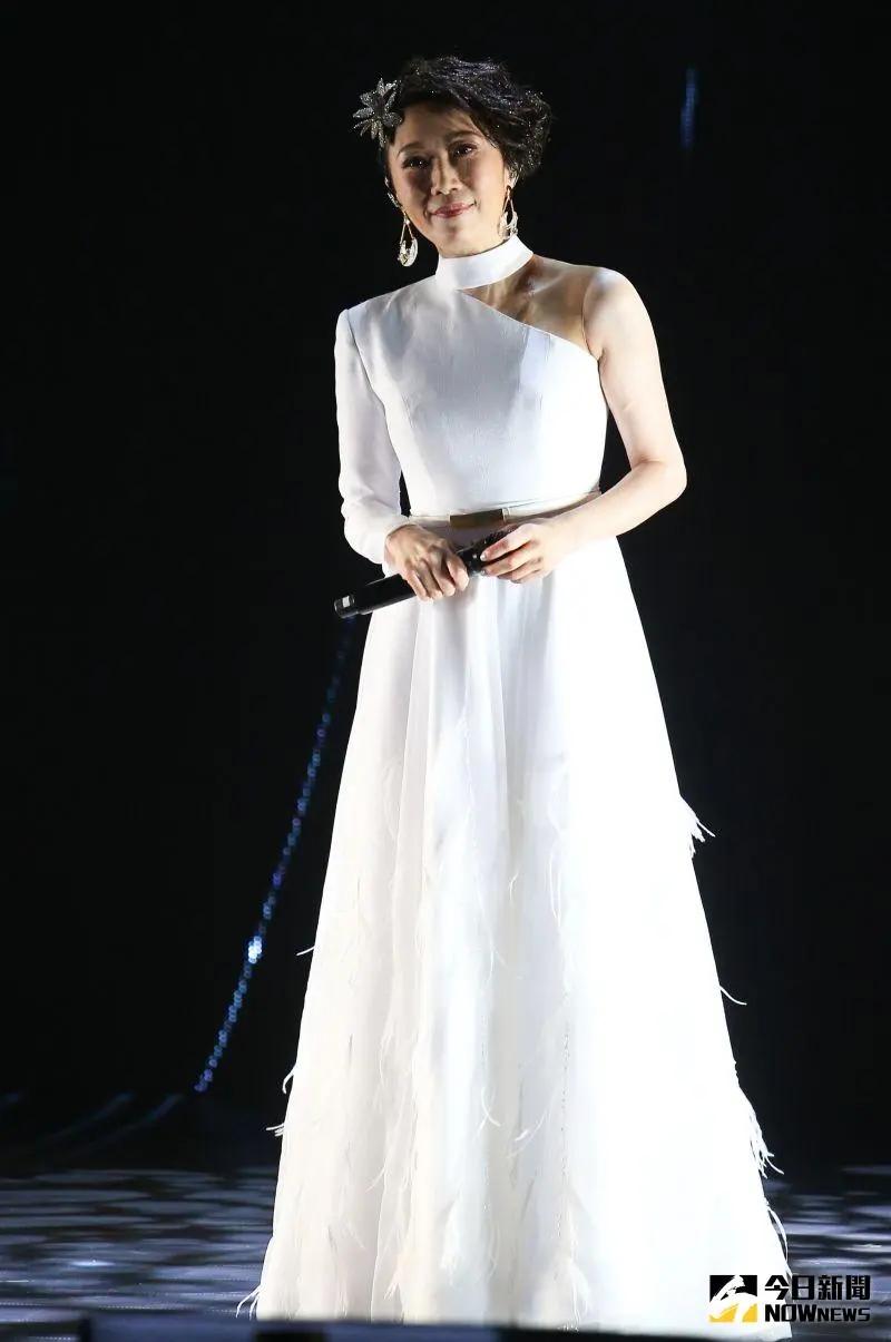 李翊君开唱险摔下高台「双脚抖不停」惊魂一瞬间