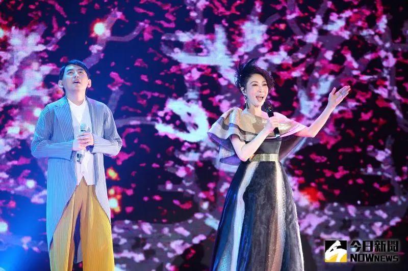 李翊君开唱险摔下高台「双脚抖不停」惊魂一瞬间