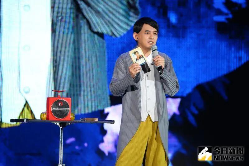 李翊君开唱险摔下高台「双脚抖不停」惊魂一瞬间