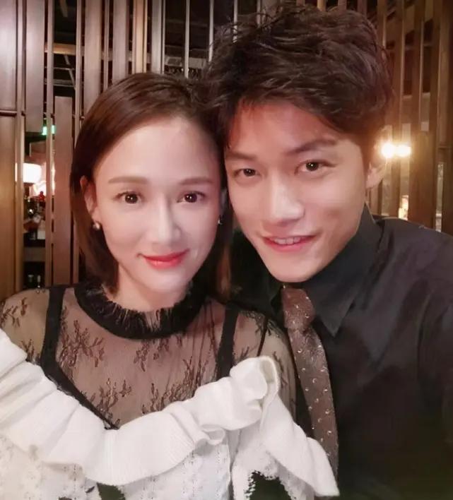 陈乔恩晒合照为艾伦庆生 主动帮男友想好生日愿望 变幼稚小女生