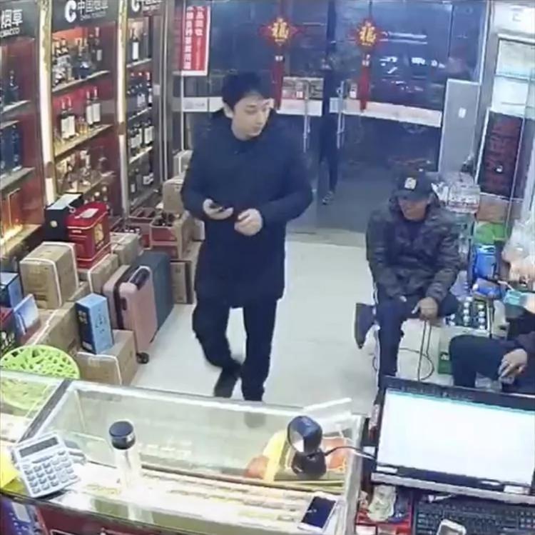 王思聪懒理拖欠奖金风波 街头小店买平价香烟