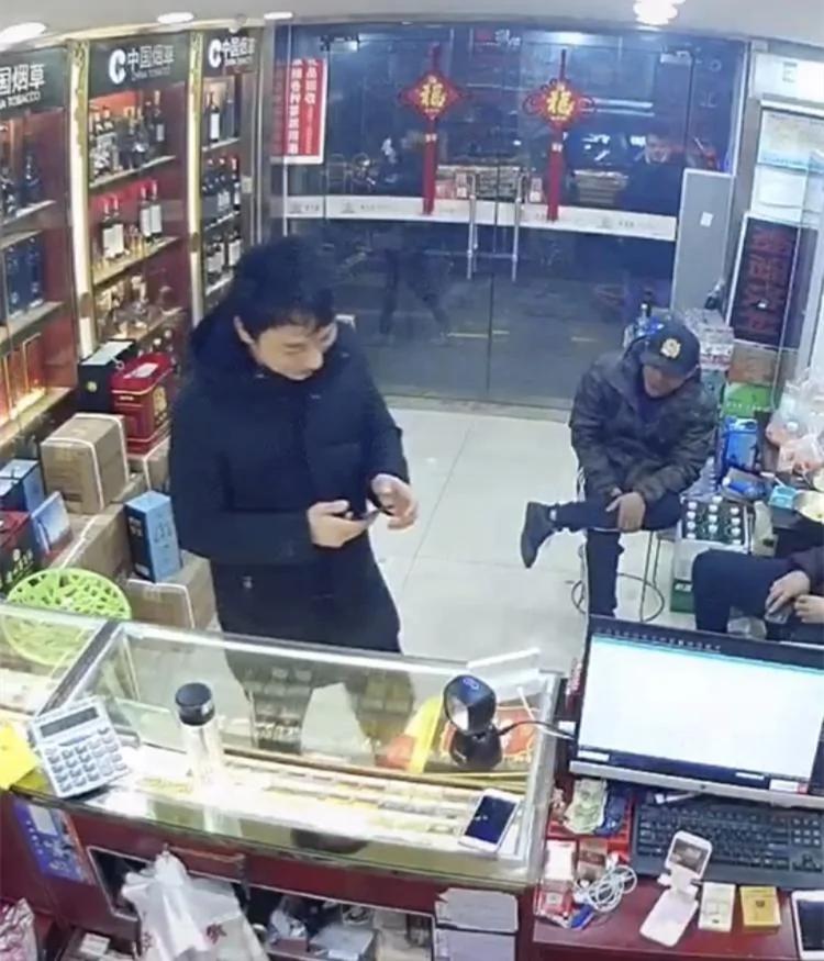 王思聪懒理拖欠奖金风波 街头小店买平价香烟