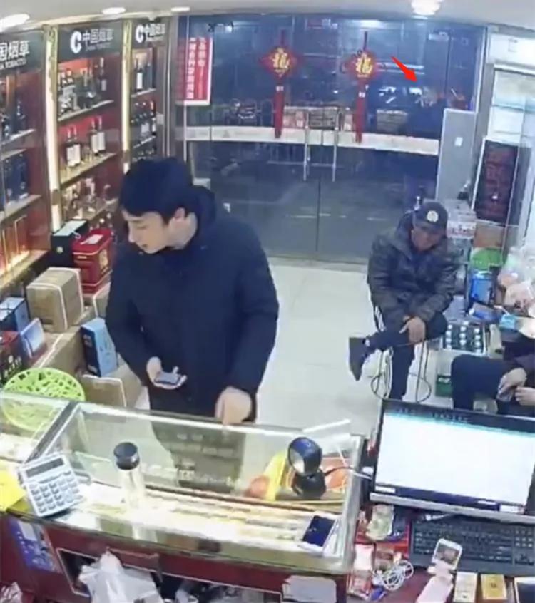 王思聪懒理拖欠奖金风波 街头小店买平价香烟