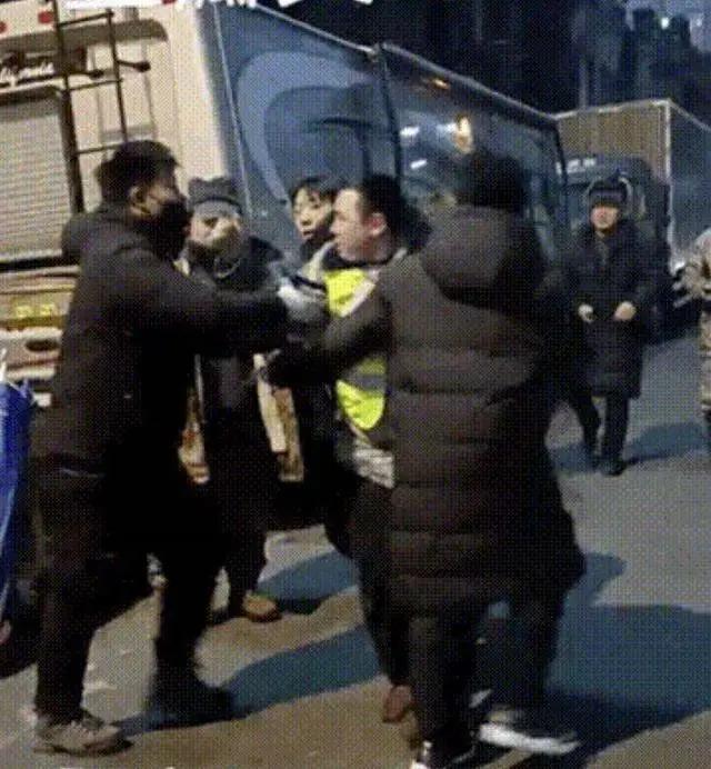 《撒野》剧组人员被曝殴打民众 威胁“曝光就剁成肉酱”
