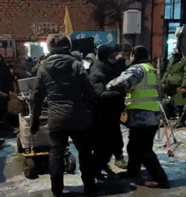 《撒野》剧组人员被曝殴打民众 威胁“曝光就剁成肉酱”