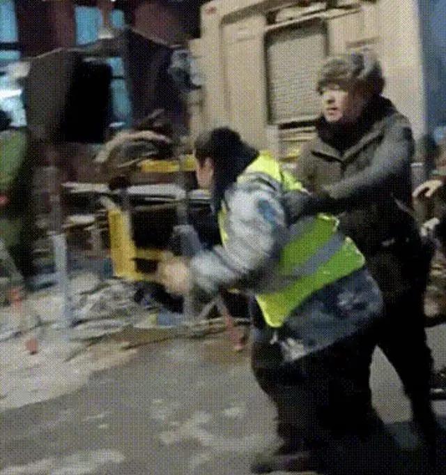 《撒野》剧组人员被曝殴打民众 威胁“曝光就剁成肉酱”