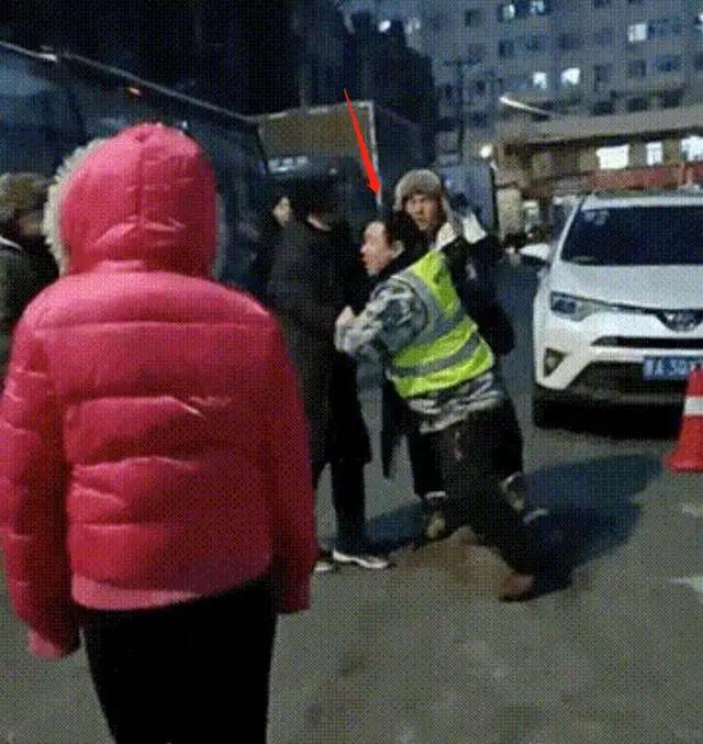 《撒野》剧组人员被曝殴打民众 威胁“曝光就剁成肉酱”