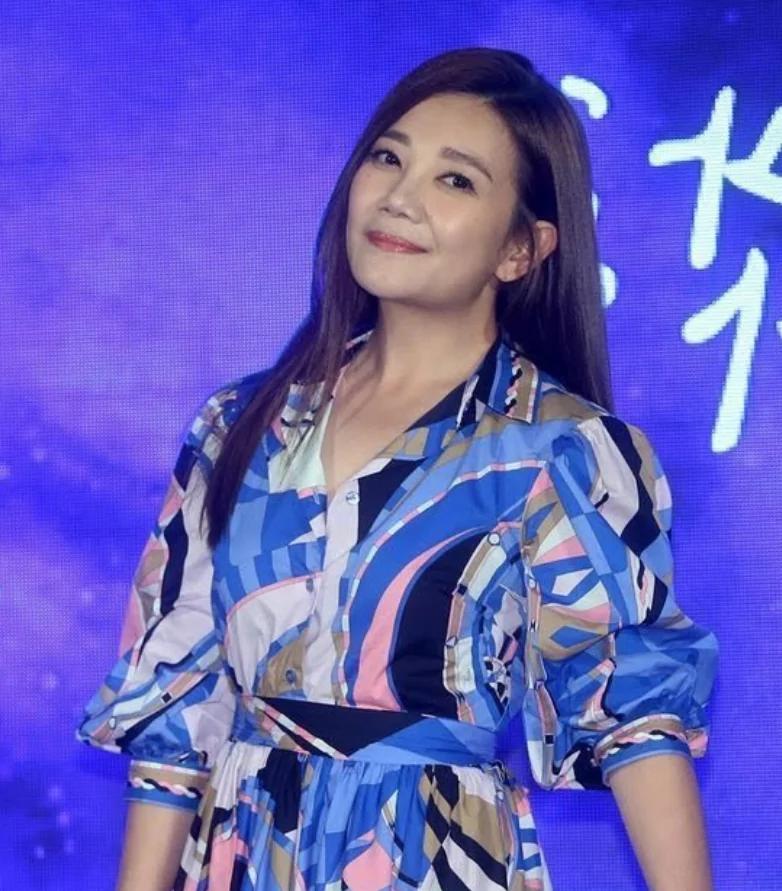 被求婚成功?梁静茹公开恋情后左手戴钻戒 自称要给未来的自己勇气