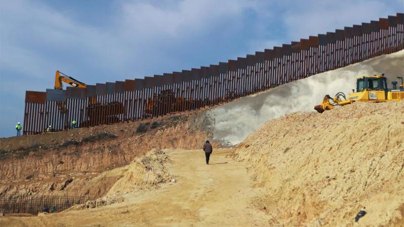 拜登計劃拆除川普邊境牆 非法越境者激增
