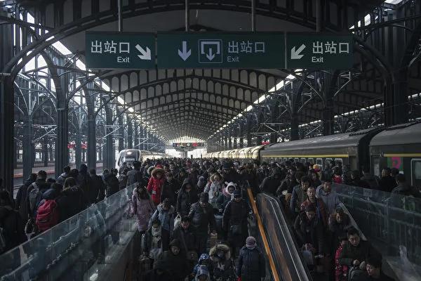 2019年新年前夕，黑龙江省哈尔滨市火车站人潮汹涌。