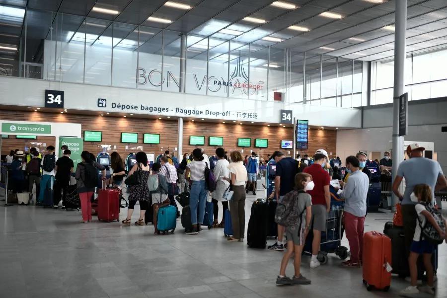 回國華人機場接受檢測 49人離奇轉陽