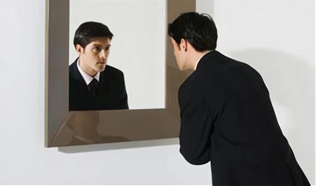 為什麼你在鏡子裡的樣子，總是比照片中的好看？科學告訴你真相