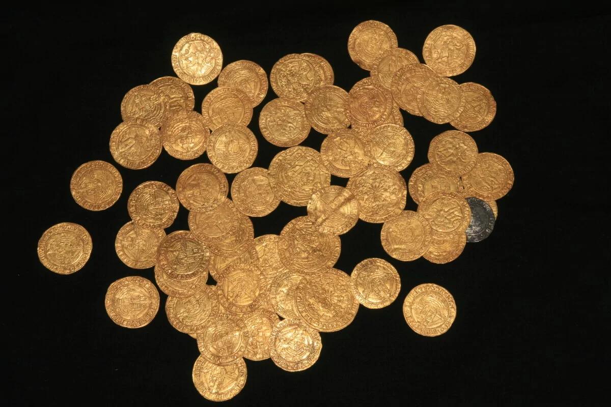 封城期間 英國人後院挖出大量15世紀金幣
