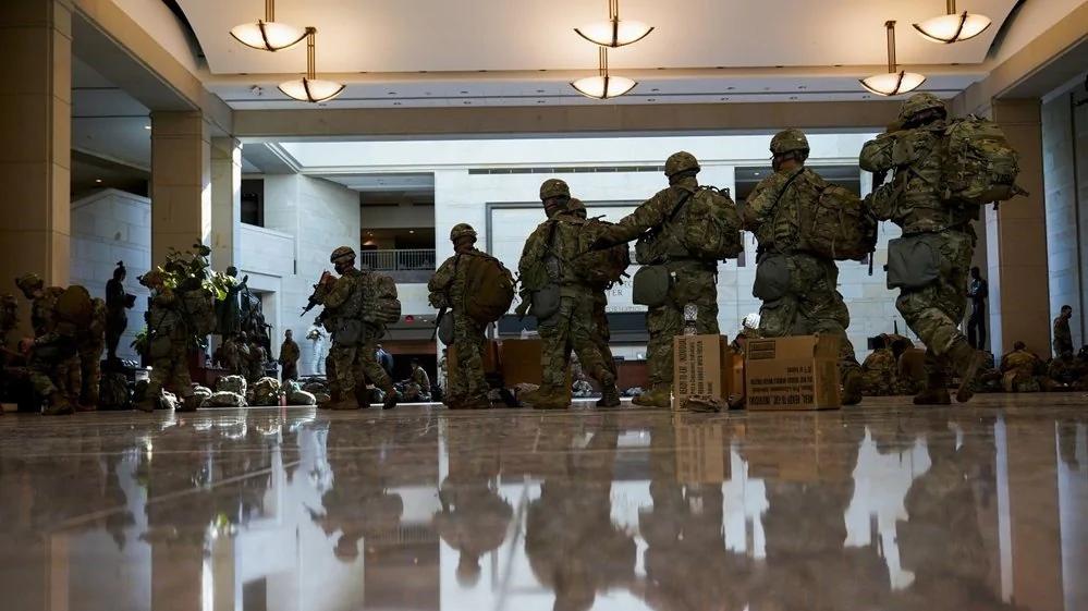 圖為駐紮在國會大廈遊客中心的國民警衛隊士兵。（圖片來源：AP）