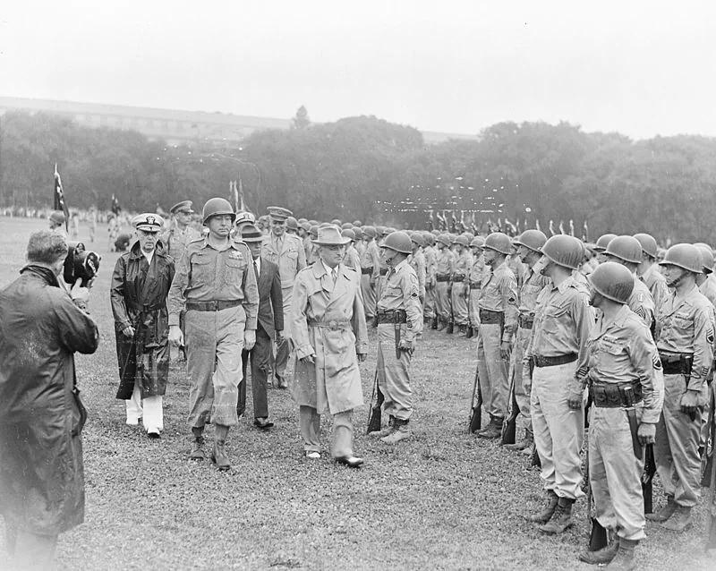 美国总统杜鲁门于1946年7月15日检阅442步兵团的日裔美军士兵。