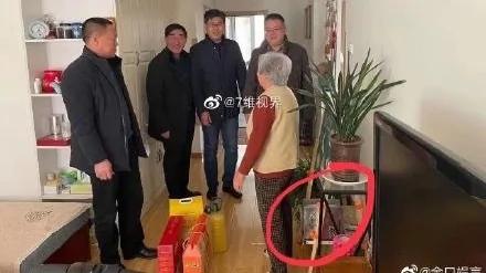 青島官員年前走訪「貧困戶」 輿論沸騰網友諷刺