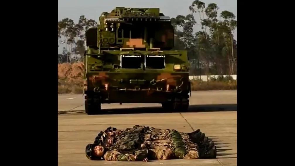 中共軍隊另類訓練：開裝甲車壓不著士兵