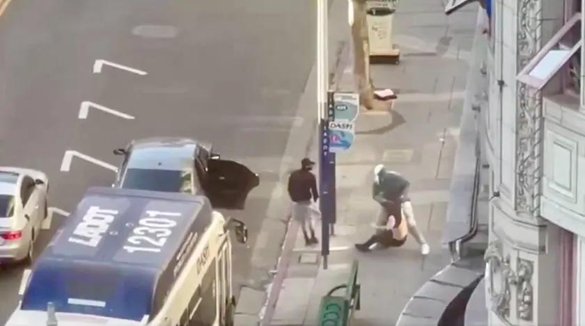 洛杉磯市街頭白天野蠻搶劫案 警公布錄影緝兇 場面震撼