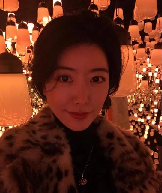 李亚鹏情人节带女友度假,送女友特制鲜花