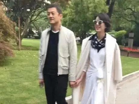 李亚鹏情人节带女友度假,送女友特制鲜花