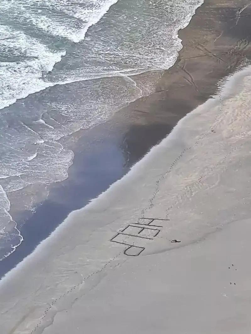 男子衝浪被巨浪卷到無人島 沙灘上寫「1字」奇蹟獲救
