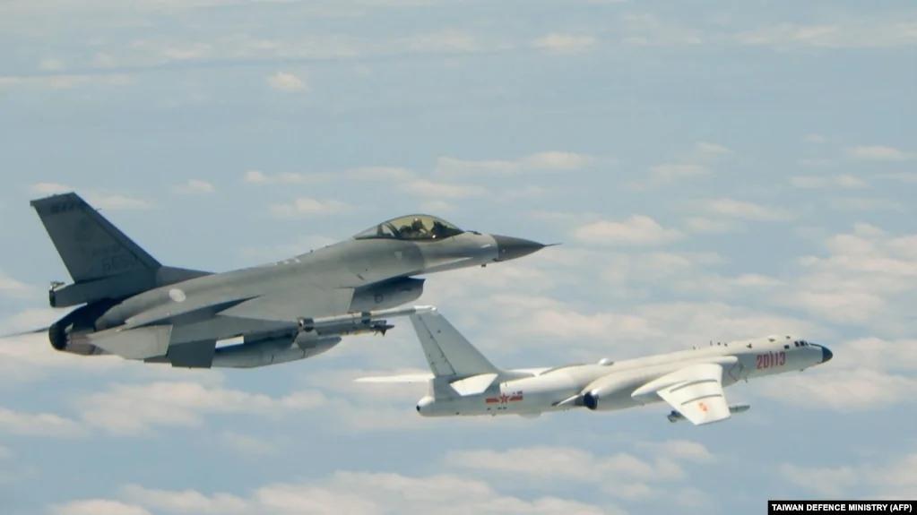 資料照片：台灣空軍F-16戰鬥機跟蹤中國空軍的轟炸機飛行（2018年5月11日）