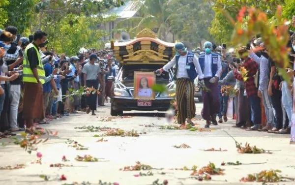 緬甸人大規模上街 為被射殺少女送葬